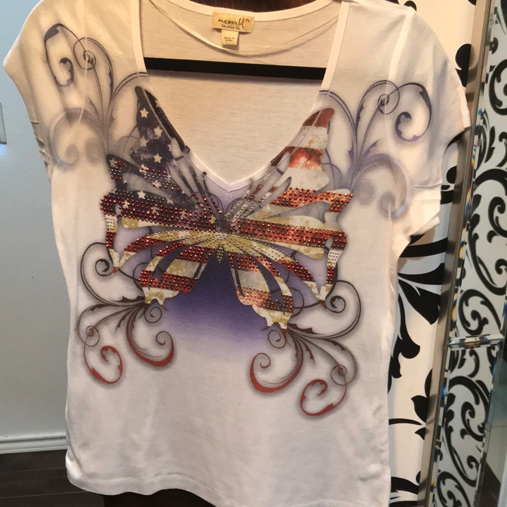 Super cute white T shirt